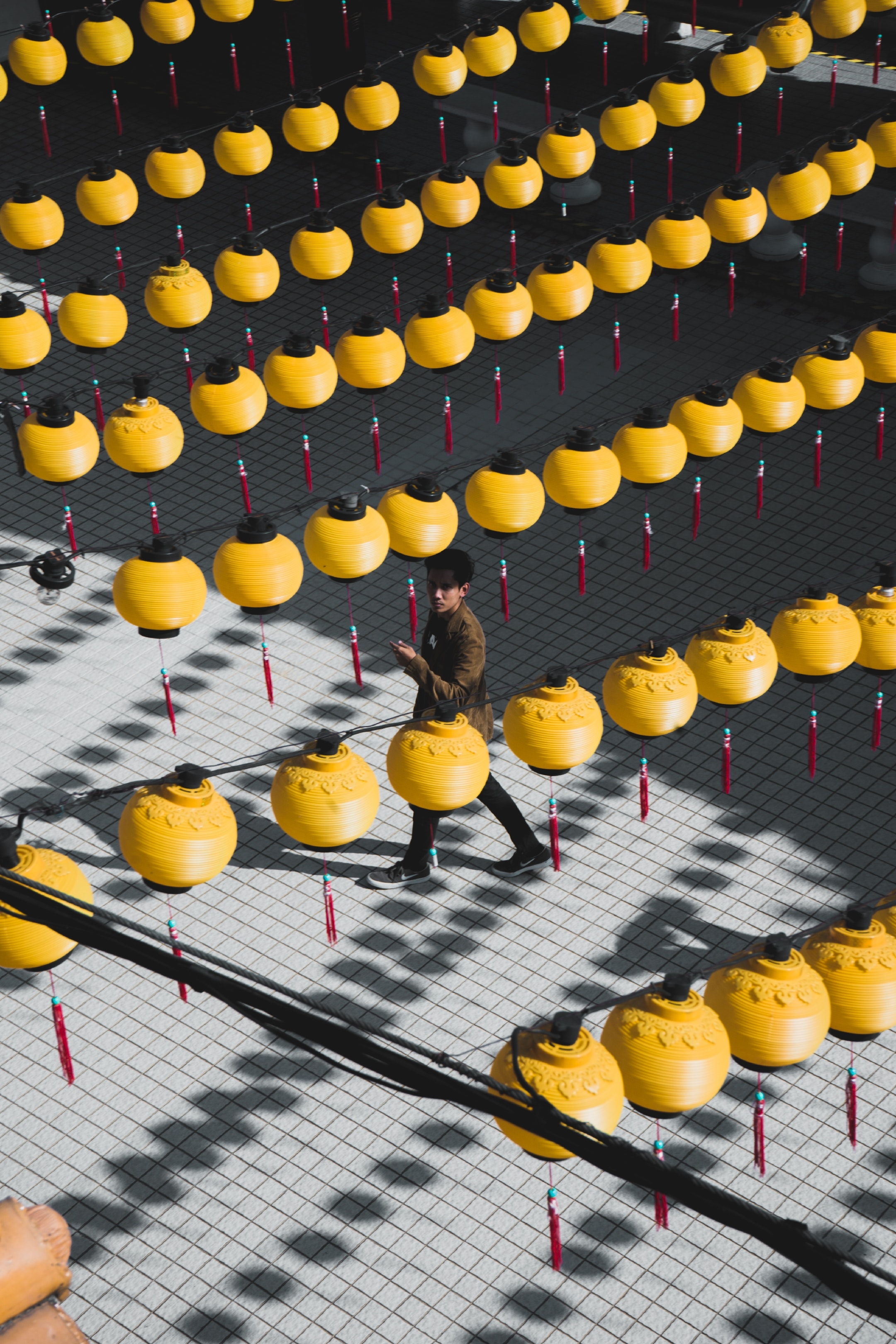 https://trainingcoachingsquare.be/organisations/wp-content/uploads/sites/8/2020/01/man-walking-under-yellow-string-lights-3576265.jpg
